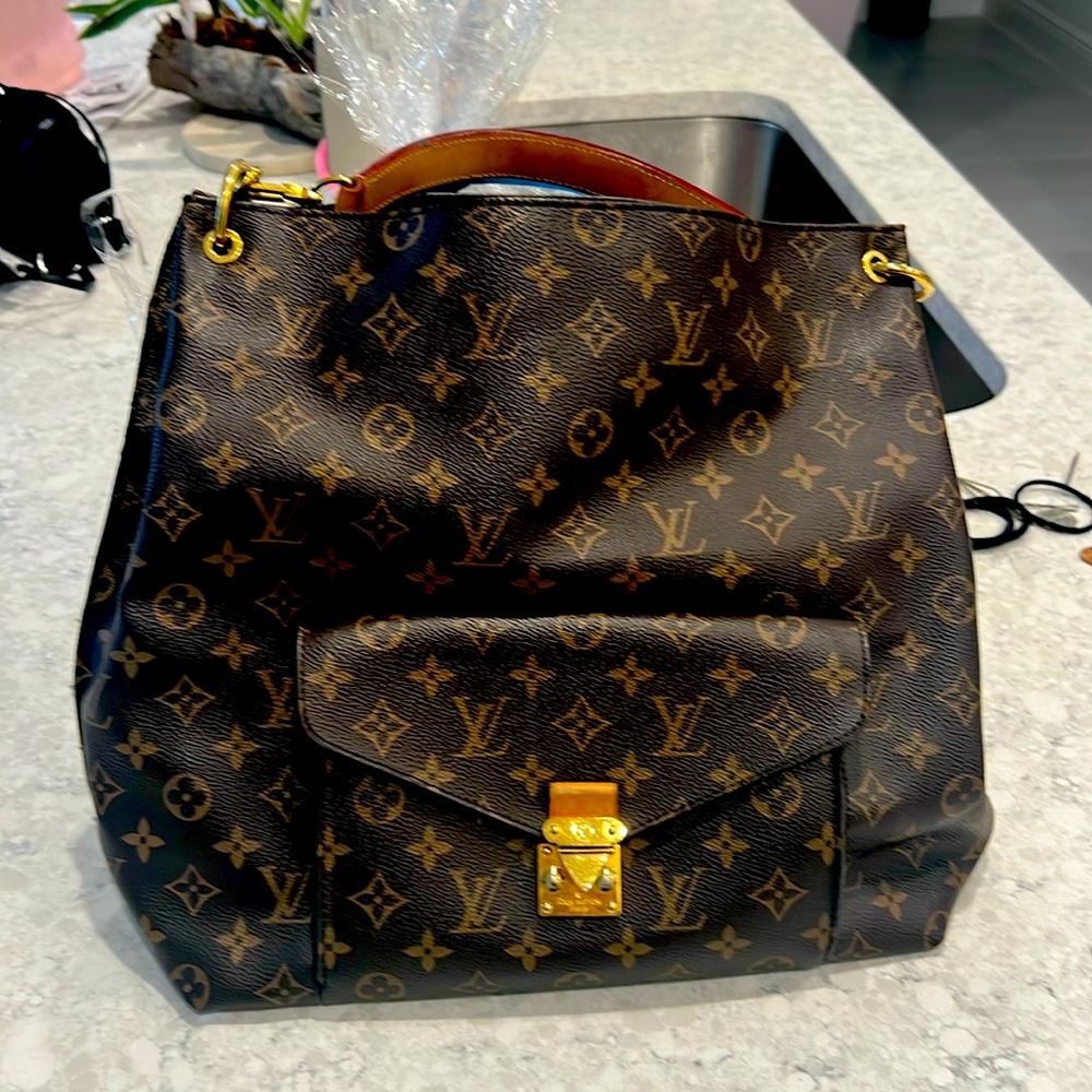 An absolutely BEAUTIFUL like new, special addition shoulder bag